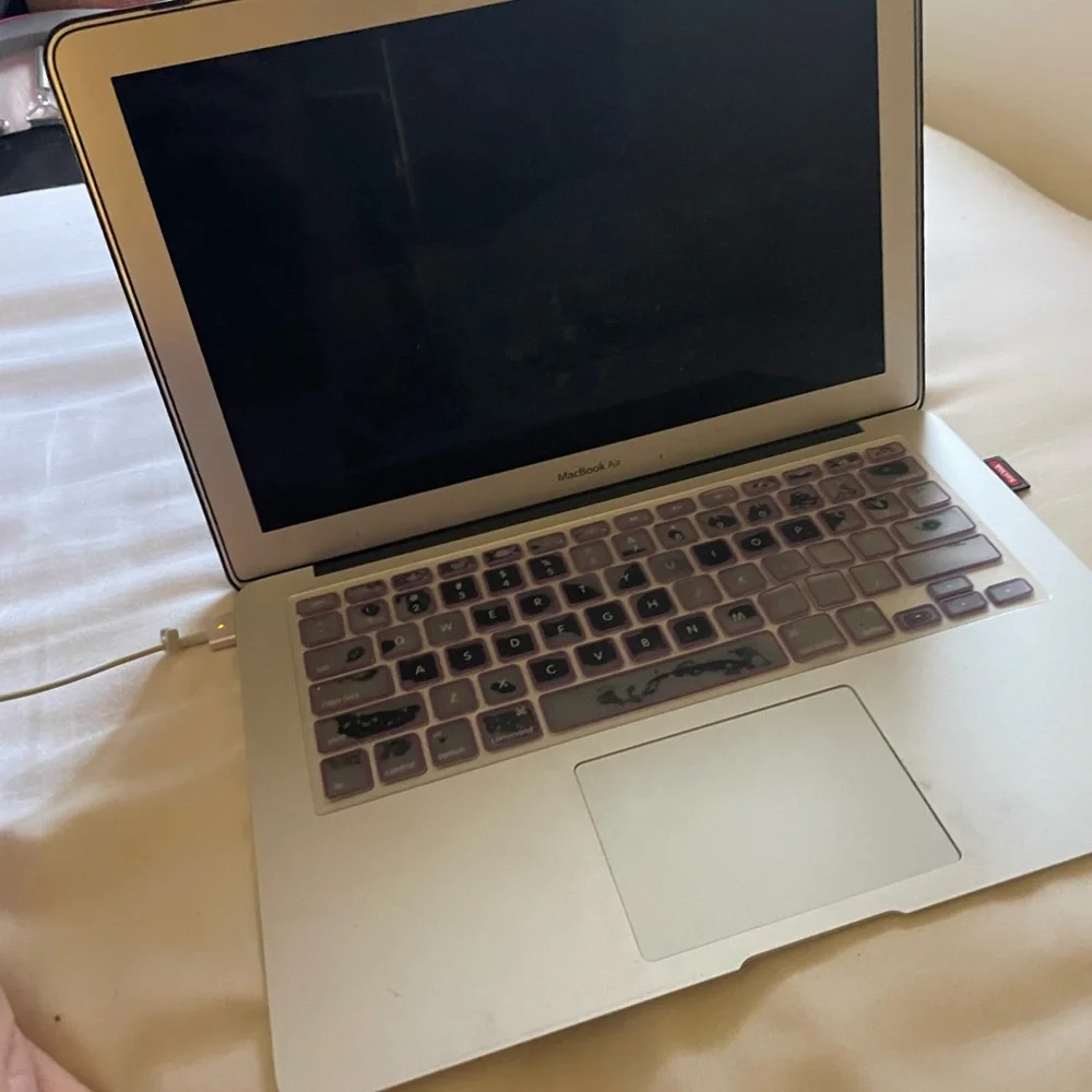 2017 macbook air 8gb 128ssd with galaxy case and charger